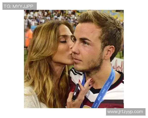 足球明星的家庭生活揭秘：他们的妻子与孩子们的幸福瞬间